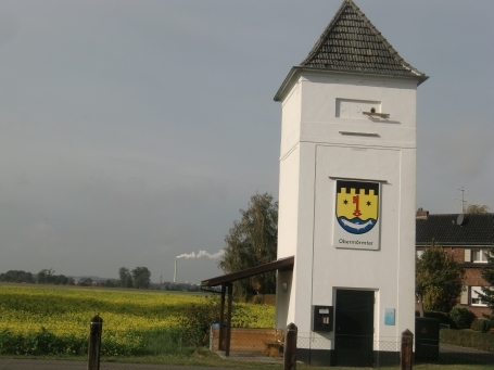 Xanten-Obermörmter : Reeser Straße, ehem. RWE-Trafoturm von 1928, am Obergeschoss der Außenfassade wurden Nistkästen und Insektenhotels angebracht. Im Innenraum bietet sich für Fledermäuse und Mauersegler Ansiedlungsmöglichkeiten. Eine Bank sowie eine E-Bike-Ladestation laden zum Verweilen ein.